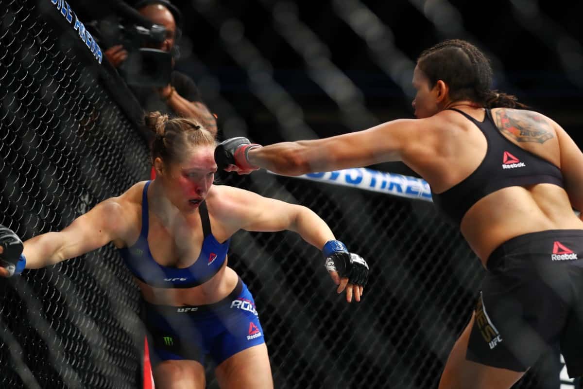 Amanda Nunes finishes Ronda Rousey at UFC 207