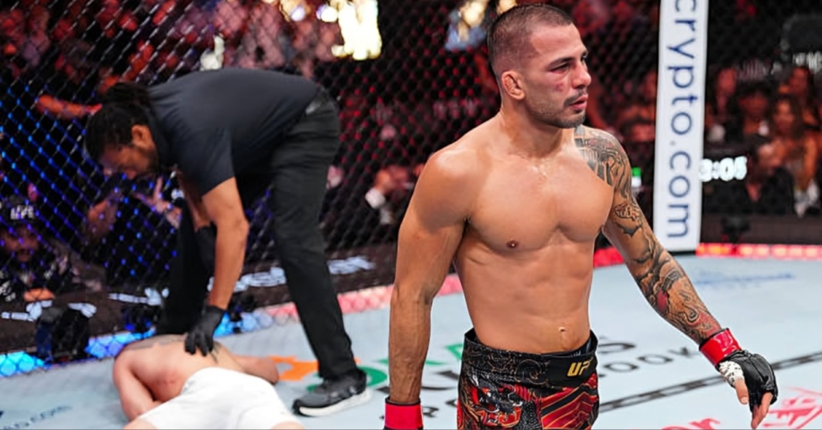 Alexandre Pantoja submits Kai Kara-France at UFC 317