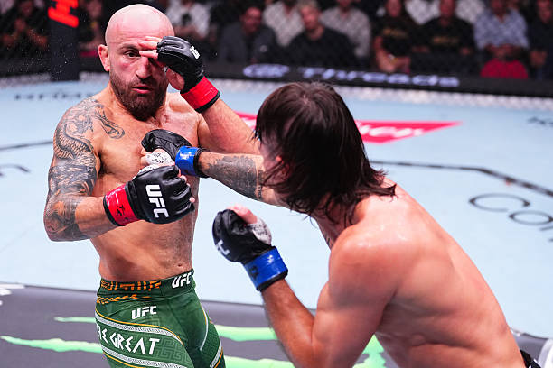 Alexander Volkanovski lands a punch on his opponent during a UFC featherweight fight