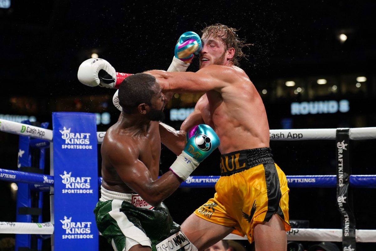 Floyd Mayweather and Logan Paul in their 2021 exhibition in Miami