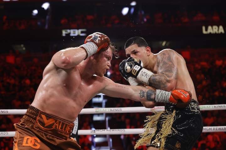 Canelo Alvarez lands on Edgar Berlanga