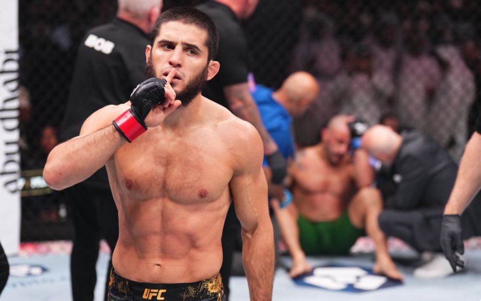 Alexander Volkanovski against Islam Makhachev at UFC 294